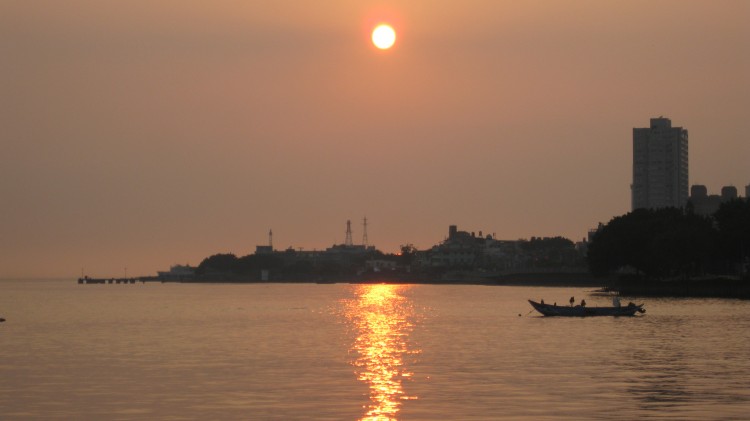EVENING GLORY: The glorious Taiwan sunsets seen at the mouth of the Danshui River as they melt into the sea have just recently become known and enjoyed by tourists. (Arnaud Camu/The Epoch Times)