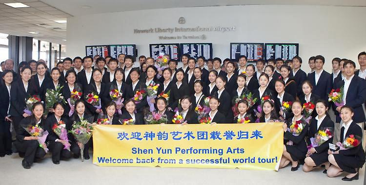 HAPPY HOMECOMING: Shen Yun Performers return to New York from Europe to perform at the David H. Koch Theater in the Lincoln Center June 23 to 26. (Gary Du/The Epoch Times)