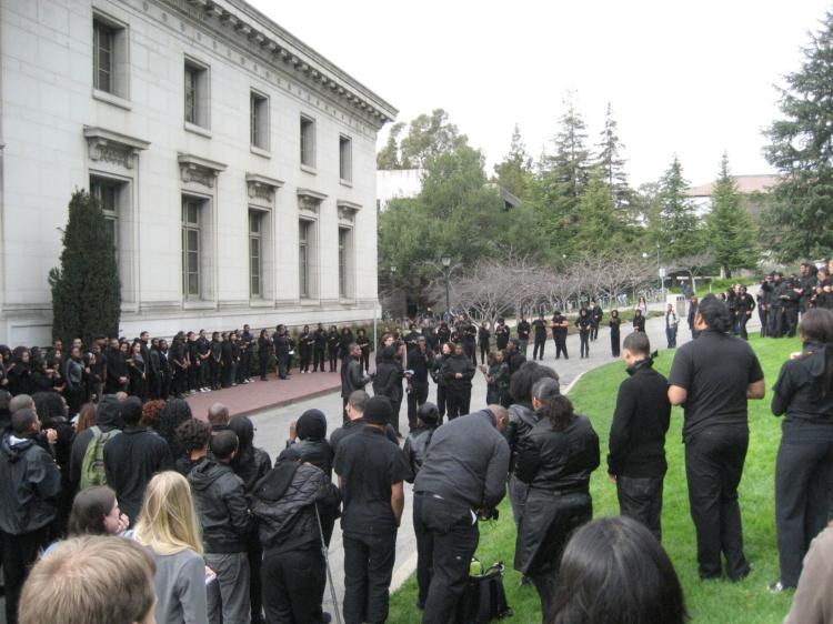 PROTEST: UC Berkeley students stand in a circle before California Hall on Monday, where the university chancellor works.  (Vicky Jiang/The Epoch Times)