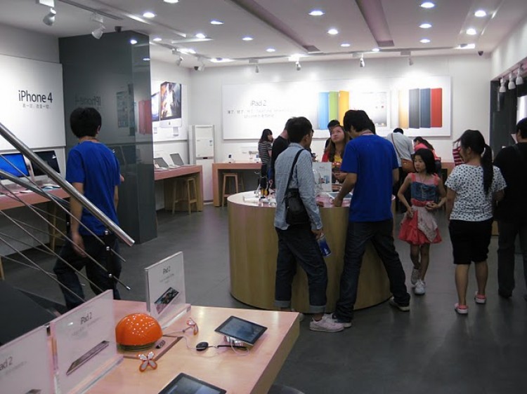 APPLE FAKE-OUT: This photo, posted online by a blogger living in China, shows a fake Apple store in Kunming, China. (BirdAbroad)