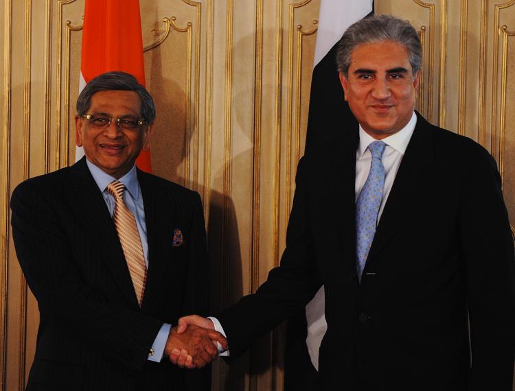 Pakistan's Foreign Minister Shah Mehmood Qureshi (R) and Indian Foreign Minister  S.M. Krishna met in Islamabad on Thursday to resume bilateral peace talks for the first time since the Mumbai bloodshed in 2008. (Amir Qureshi/Getty Images)