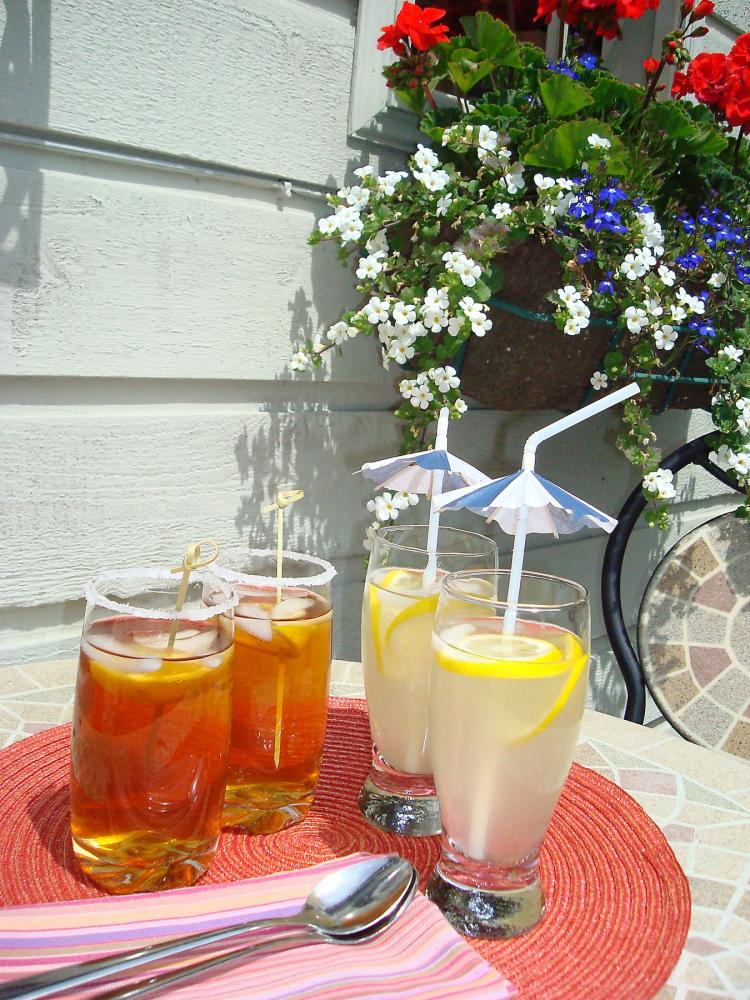 Enjoy iced tea and lemonade outdoors to refresh yourself on a hot summer day. (SANDRA SHIELDS/THE EPOCH TIMES)