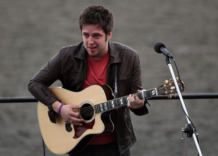 Lee DeWyze performs during his 'American Idol' homecoming concert at Arlington Park on May 14, 2010 in Arlington Heights, Illinois.  (Tasos Katopodis/Getty Images)