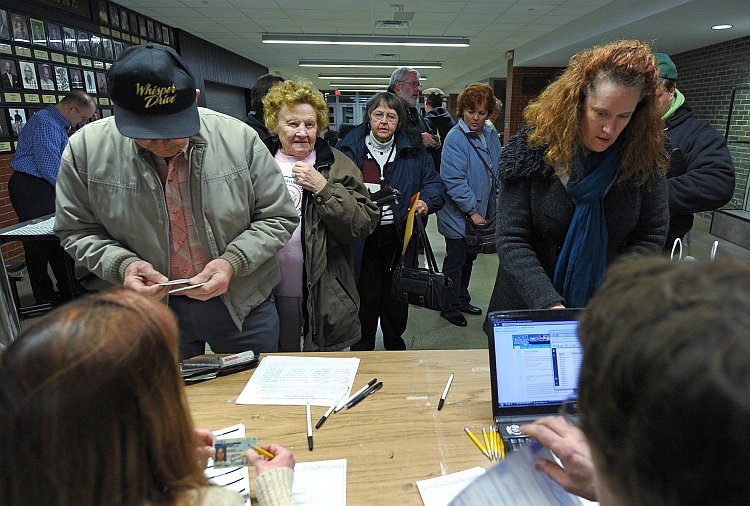 Voters register to cast their ballots, Iowa cacuses