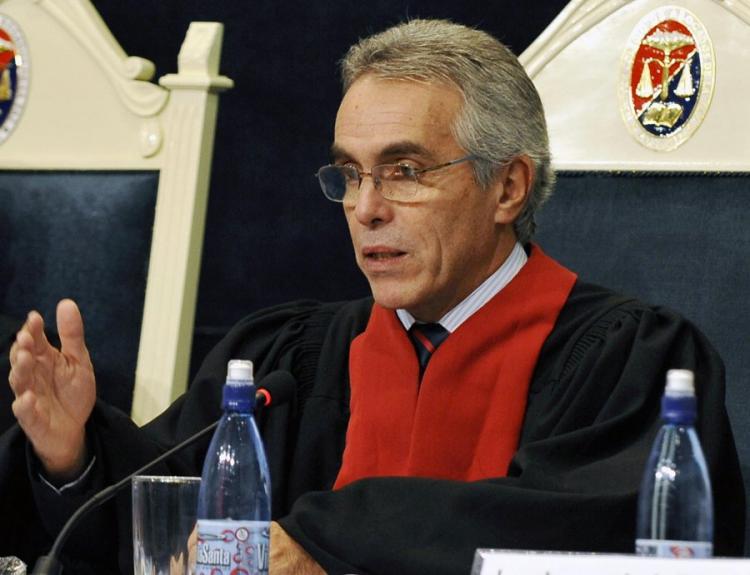 DOS ERRES TRIAL: Judge Diego Garcia Sayan of the Inter American Court of Human Rights speaks on July 14, 2009, in La Paz during a session on the case of the 1982 massacre of 250 indigenous people in Dos Erres, Guatemala.(Aizar Raldes/AFP/Getty Images)