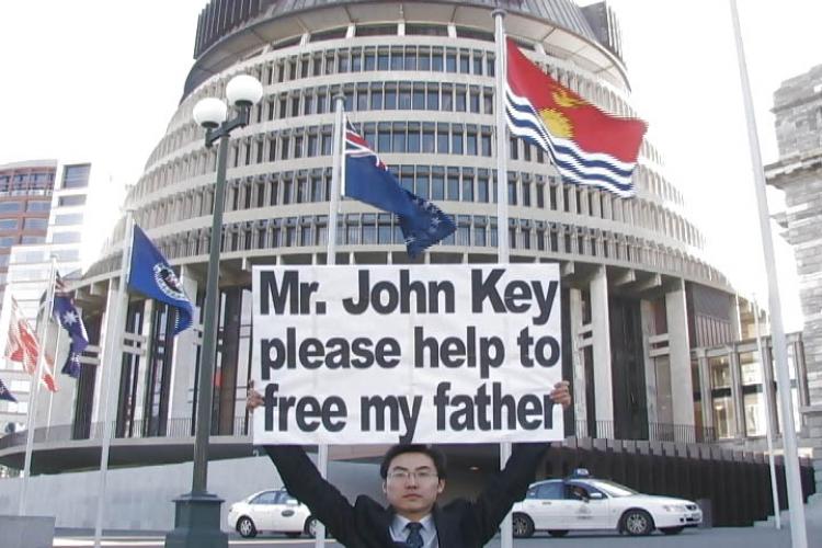 Jia Kuo outside parliament in Wellington. (Alexander Neilsen/NTDTV)
