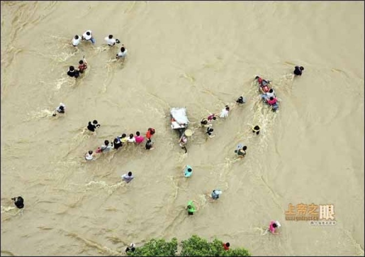 June 20, the flooded street of Lanxi city, Zhejiang. (From godeyes.cn)