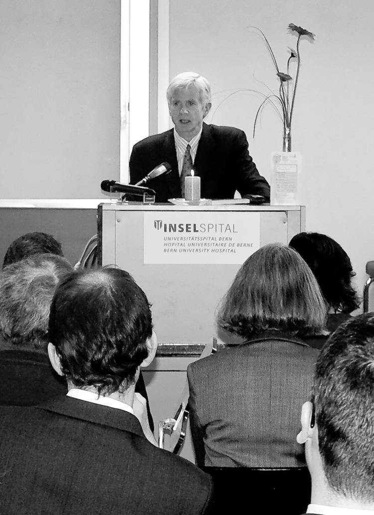 HUMAN RIGHTS WARRIORS: David Kilgour accepts the 2009 Human Rights Prize from the Swiss branch of the International Society for Human Rights on Jan. 16, in Bern. Kilgour's colleague, lawyer David Matas (not pictured), also received the award for the pai (The Epoch Times )