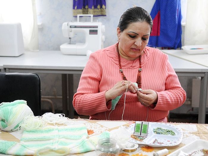  Karima Mohammad (R), who runs the United Nations Refugee Integration Center in Kyiv, Ukraine, does some craft work at the center, a common source of income for refugees in Ukraine. Mohammad reports that many asylum seekers find it difficult to get refugee status in Ukraine, or to establish a new life in the nation once they have status. (Vladimir Borodin/The Epoch Times) 