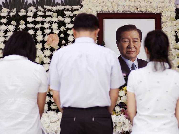 South Koreans in Daejeon, South Korea pay tribute to their former President Kim Dae-jung who died on Tuesday. (Jarrod Hall/The Epoch Times)