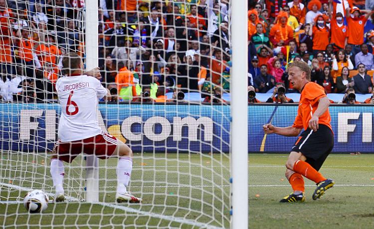 Netherlands' striker Dirk Kuyt (R) scores his team's second goal during the Netherlands vs. Denmark Group E first round World Cup football. (Thomas Coex/AFP/Getty Images)