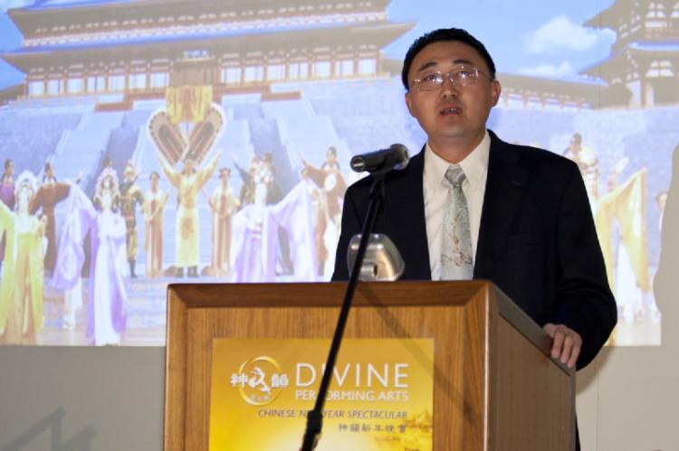 Si Yang, the Marketing Coordinator for DPA in Los Angeles, speaks to members of the media, art circles, sponsors, and others gathered at the VIP reception. (Mark Zou/The Epoch Times) Si Yang, the Marketing Coordinator for DPA in Los Angeles, speaks to members of the media, art circles, sponsors, and others gathered at the VIP reception. (Mark Zou/The Epoch Times)