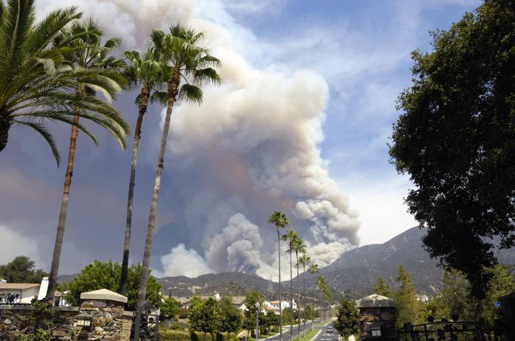 High plumes of smoke from the La Canada Flintridge fire as seen from Altadena, California. Photo taken near end of Fair Oaks Ave. at the entrance of a gated residential community. (Dan Sanchez/Epoch Times Staff)