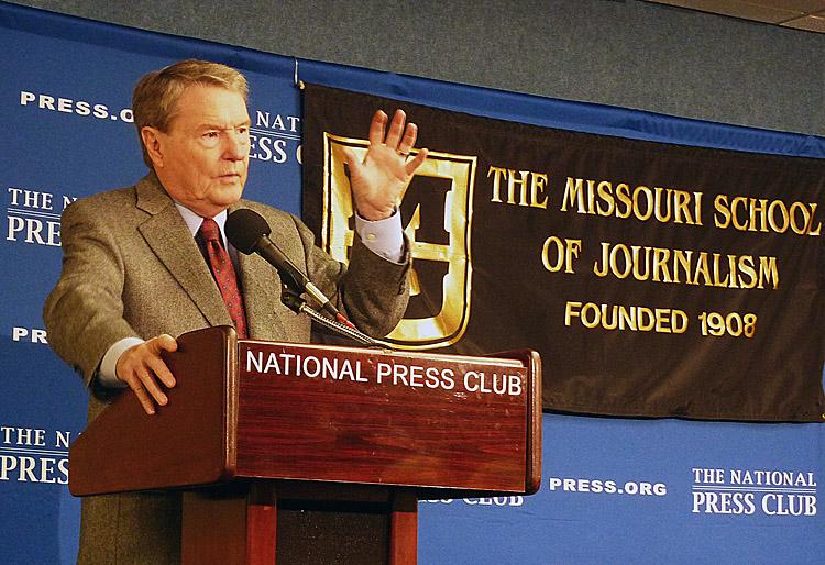 Jim Lehrer speaks at the National Press Club. (Andrea Hayley/The Epoch Times)
