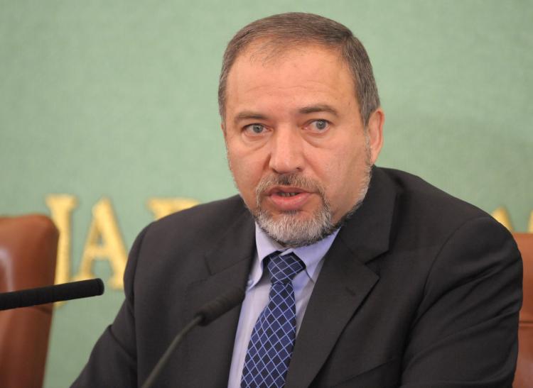 Israeli PM and Foreign Minister Avigdor Lieberman attends a press conference in Tokyo, Japan on May 12. Last Sunday, Lieberman criticized Russia for supplying warplanes to Syria, claiming that the move did not bring peace to the region. (Toshifumi Kitamura/Getty Image)