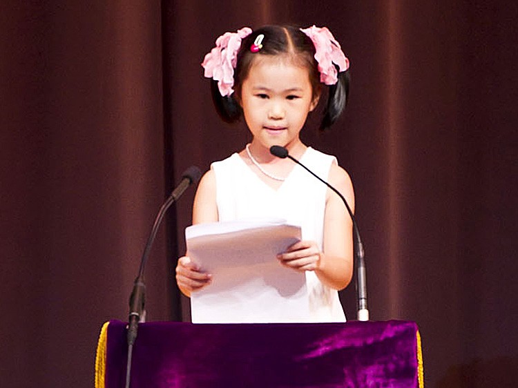 Lotus, one of the speakers at the 2011 New York Falun Dafa Experience Sharing Conference. She is 7 years old. (Dai Bing/The Epoch Times)