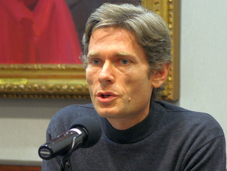 Tom Malinowski, Washington director for Human Rights Watch, speaks on U.S. policy options in Syria at the Center for Strategic Analysis & International Studies, Nov. 28, 2012. The United States could give rebels the weapons to quickly defeat the regime, ending civilian suffering—or it could involve the United States more deeply in a drawn-out conflict. (Gary Feuerberg/ The Epoch Times) 