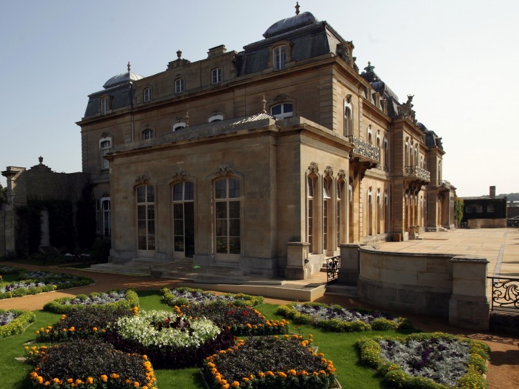 Mansion with view of Italian gardens.