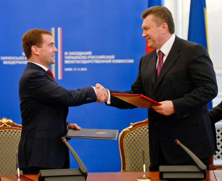 Russian President Dmitry Medvedev (L) and Ukraine President Victor Yanukovych (R) reached agreements on long-range cooperation during Medvedev's first official visit to Kyiv on May 17, thus sealing a move toward mutual ties after years of tension. (Vladimir Borodin/The Epoch Times)