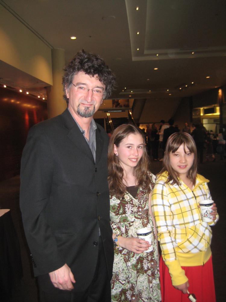 Mr. Green (L), his daughter, Maya (C), and her friend, Alia (R) (Matthew Little/The Epoch Times)