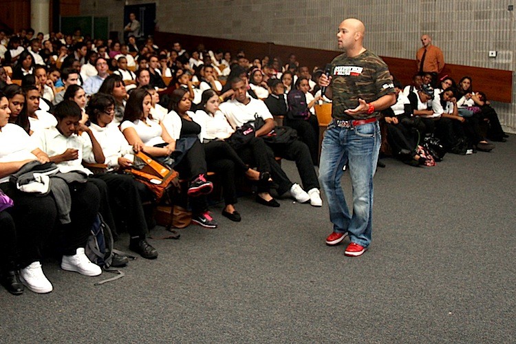 Travis Brown, or Mr. Mojo, gives an anti-bullying speech at the Facing History High School in Midtown Manhattan on Oct. 18.  (Ivan Pentchoukov/The Epoch Times)