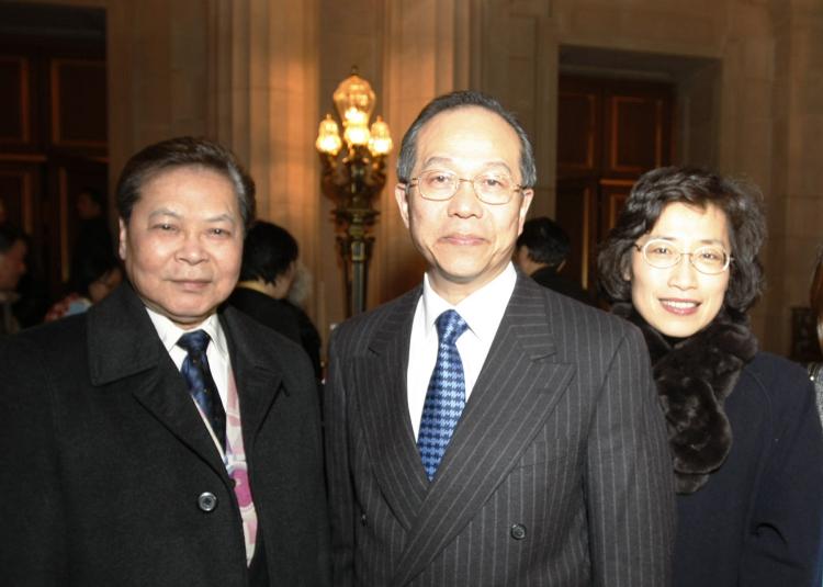 Mr. Chen (center) was very impressed by the show in San Fransisco. (Ma Youzhi/The Epoch Times)