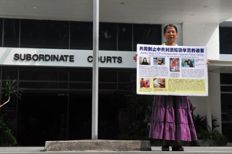 Despite the indictment, Ms. Ng continues to explain to people the truth about Falun Gong, and about the persecution in China that started in July 1999. (The Epoch Times)