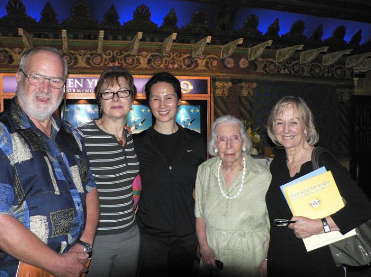 (L to R) Nigel Lewis, Dorothy Curnow, Vina Lee, Dorothy's mother and Valerie Jenkins after enjoying Shen Yun Performing Arts International Company. (Jennifer Zeng/The Vision China Times)