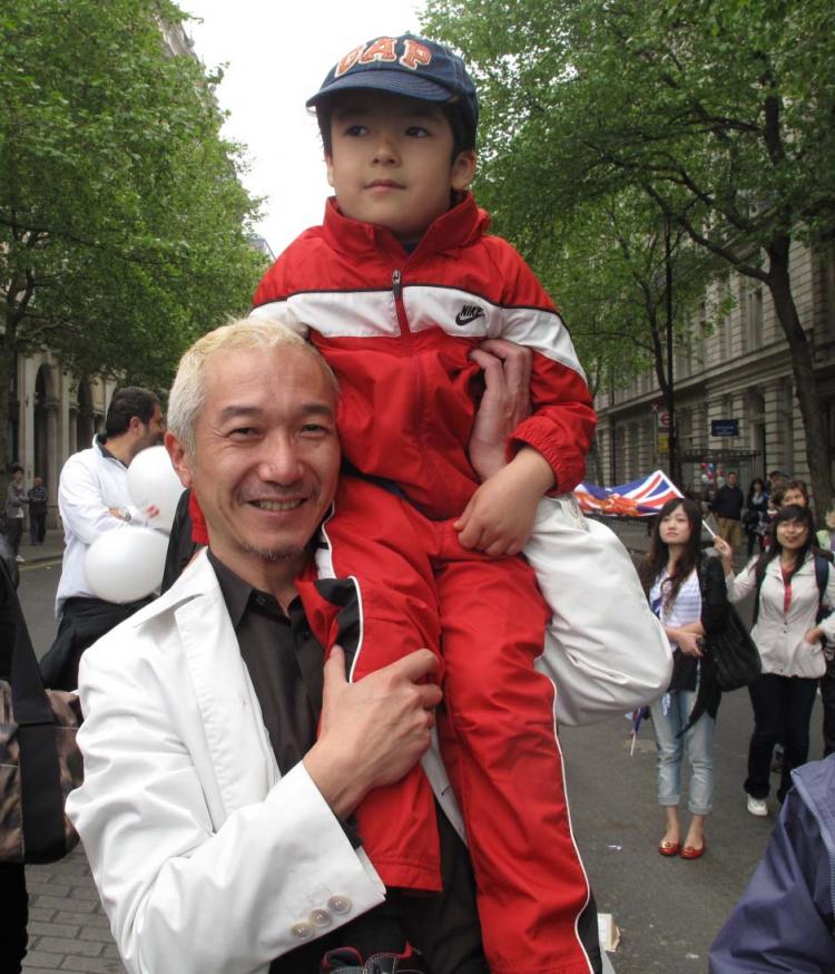 Noriaki Kitazato, a 52-year-old father from Tokyo, comes with his 4-year-old son Sena to partake in the celebration. (Yukari Werrell/The Epoch Times)