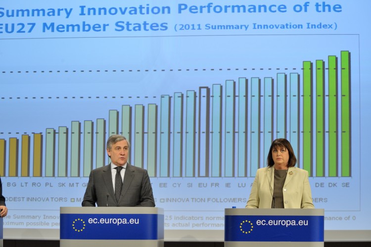 Antonio Tajani, on the left, and Máire Geoghegan-Quinn. Location: Brussels - EC/Berlaymont (europa.eu)