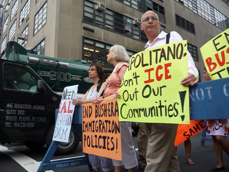 A handful of protesters call on the Obama administration to follow through on immigration reform.  (Christine Lin/The Epoch Times)