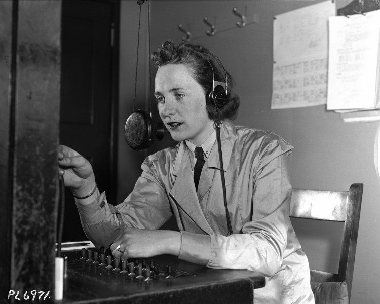 A woman in the Royal Canadian Air Force Women's Division works the switchboard during the Second World War. The theme of this year's Women's History Month honours women in the Canadian Forces, both today and in the past.  (DND)