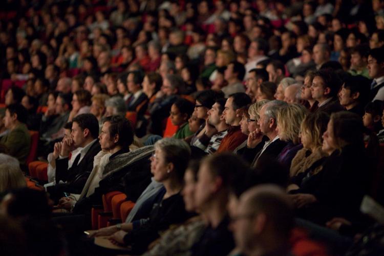 Paris audience members experiencing DPA (NTDTV)