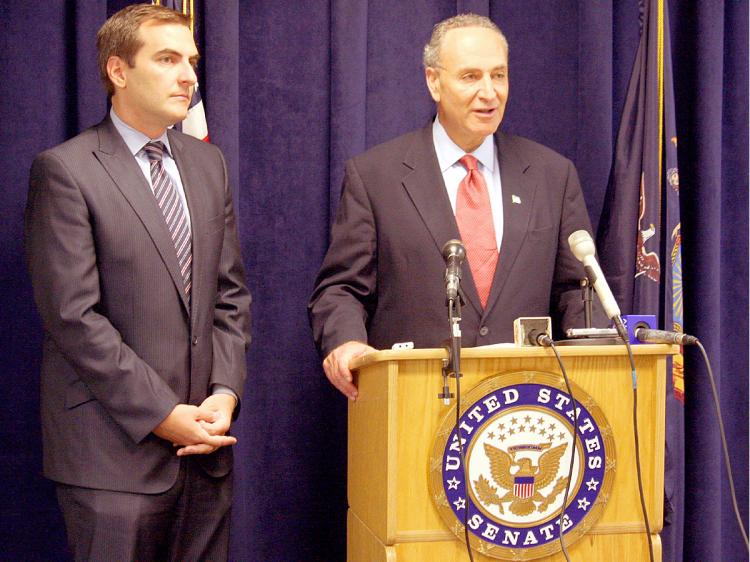 FLYER'S RIGHTS: NY Senator Charles Schumer and New York State Assemblyman Michael Gianaris (L) at a press conference held on Sunday to propose new legislation to protect the rights of airline travelers. (Can Sun/The Epoch Times)