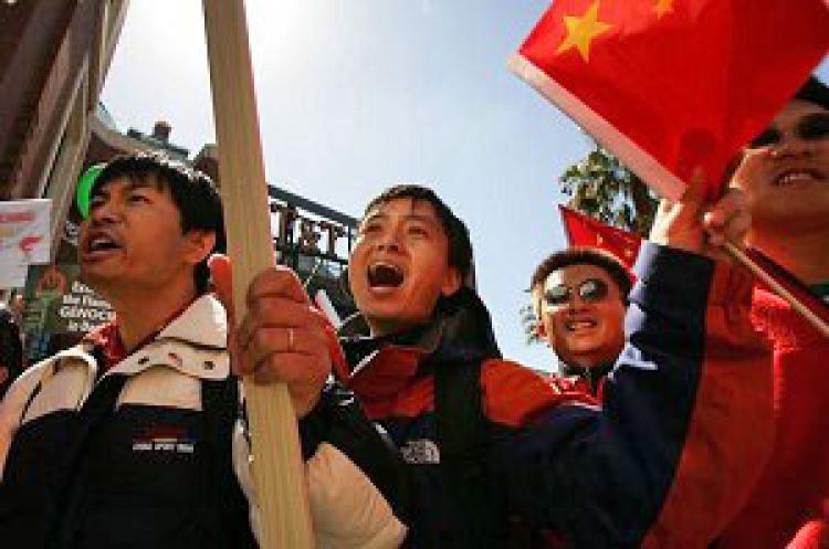 Overseas Chinese challenges protesters during the Olympic Torch Relay on April 9, 2008 in San Francisco. (Getty Images)