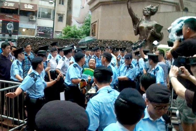 Police forcefully take away Alliance Deputy Chair Richard Choi Yiu-cheong.  (Pan Zaishu/Epoch Times Staff)