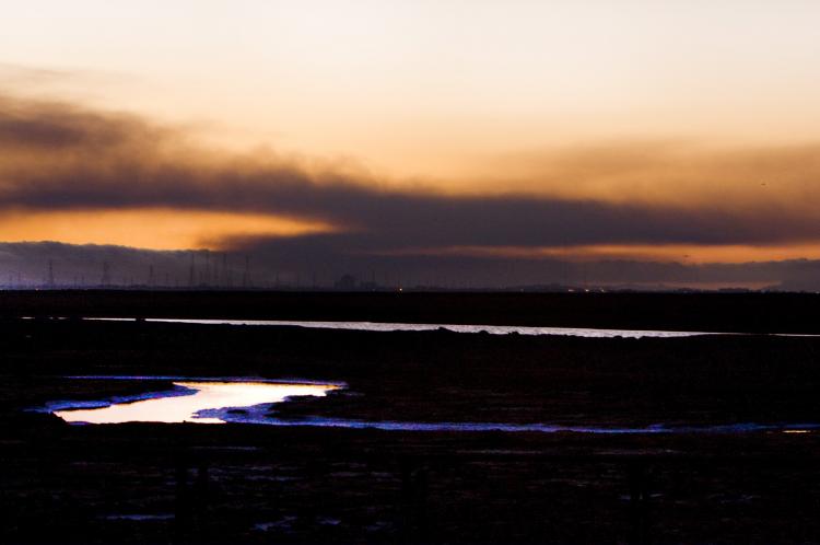 A miles-long cloud of black smoke hovers over the city of San Bruno, Calif. Thursday night. (Youzhi Ma/The Epoch Times)