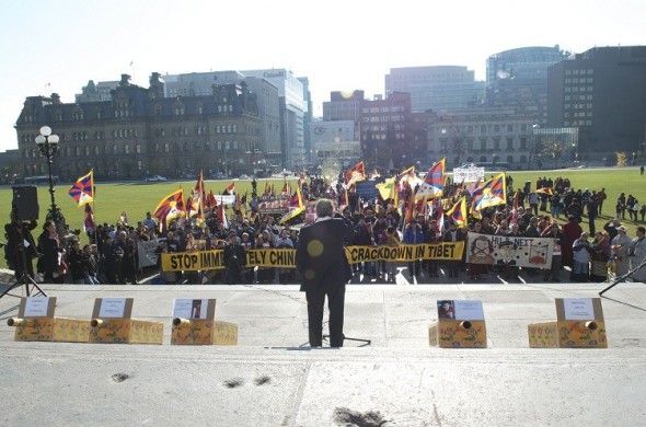 Senator Consiglio Di Nino speaks to some 500 Tibetans gathered on Parliament Hill on Wednesday. The protesters gathered to ask Canada and other nations to condemn the Chinese regime's abuses in Tibet. (Matthew Little/The Epoch Times)
