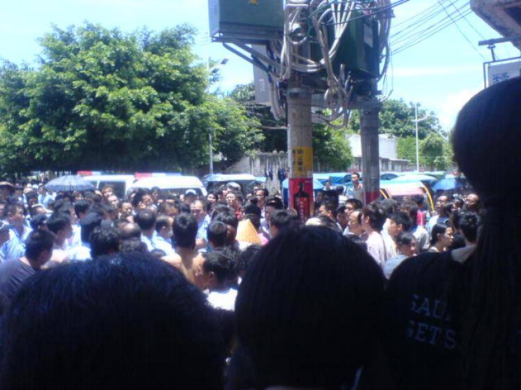 On July 18, 2010 a crowd gathers to observe the conflagration. (The Epoch Times)