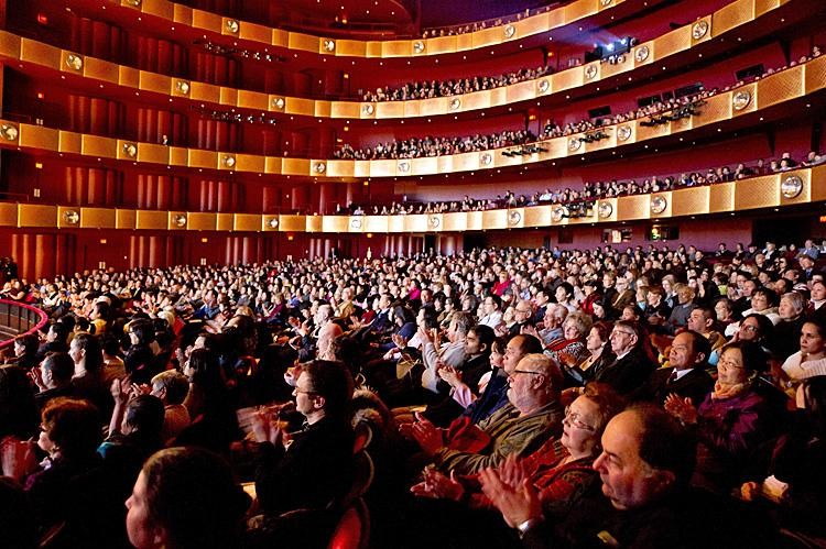 Shen Yun Performing Arts New York Company played to a sold-out house at Lincoln Center's David H. Koch Theater on Sunday Jan. 16, 2011. (Dai Bing/Epoch Times Staff)