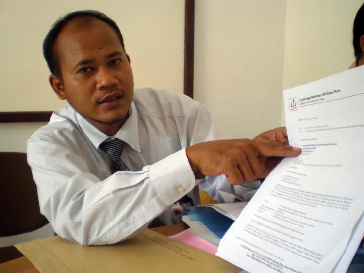 Lawyer for Radio Erabaru, Soleh Ali, shows a warning letter threatening to close the station at a press conference Feb. 22, 2010. (The Epoch Times)