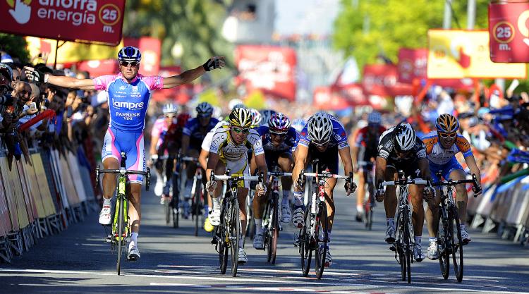 'ALE-JET' FLIES: Alessandro Petcchi beats (L-R) Mark Cavendish, Ansdreas Stauff, J.J. Haeedo, and Tyler Farrar to win Stage Seven of the 2010 Vuelta a Espana. (Jose Jordan/AFP/Getty Images)