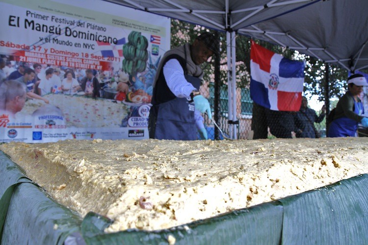 A gigantic dish of mangu, a traditional recipe, was composed of 2,011 plantains, which could become a new Guinness World Record. (Zack Stieber/The Epoch Times)