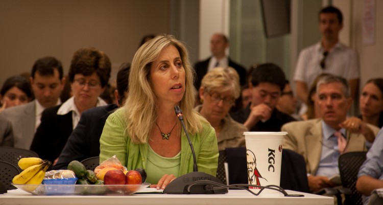 Dr. Lisa Young, a nutritionist and adjunct professor at New York University, testifies Tuesday in support of the proposed ban of sugary drinks larger than 16 ounces. (Zachary Stieber/The Epoch Times) 