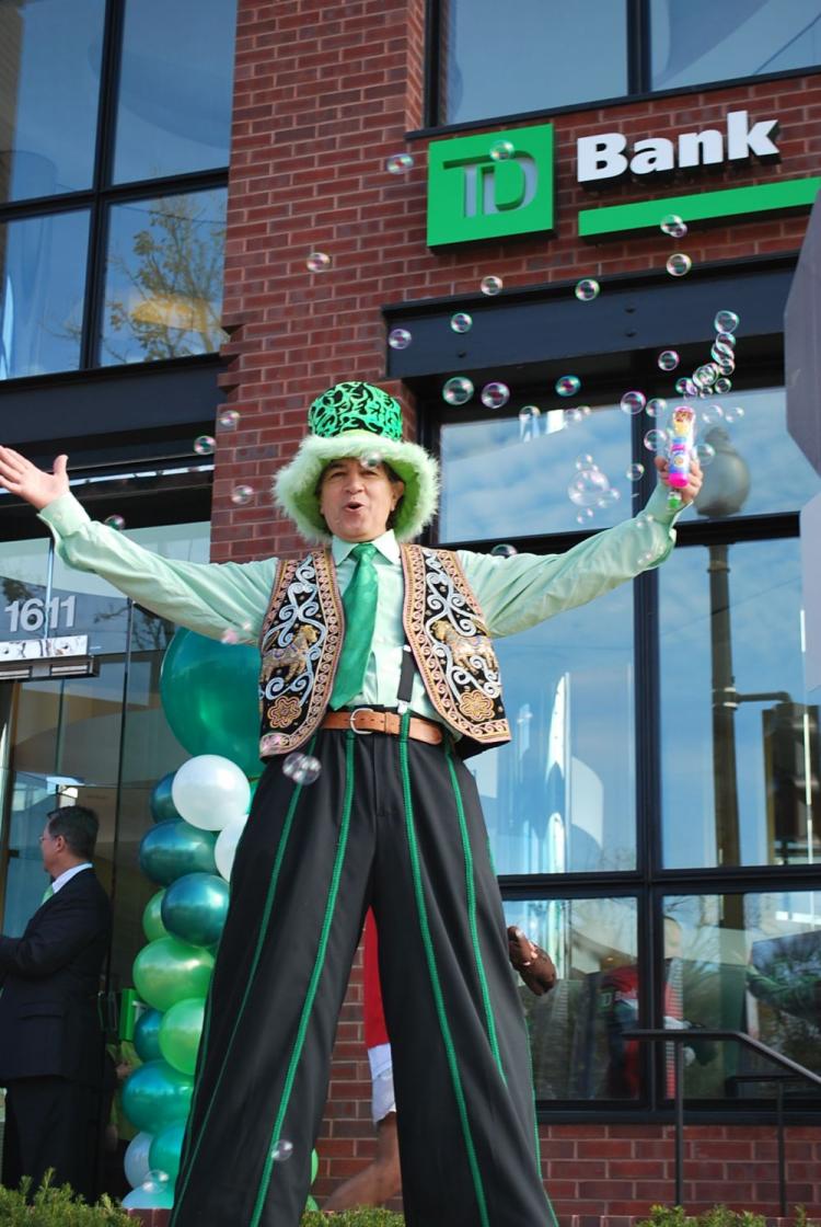 GRAND OPENING: Man on stilts entertains passerby at the TD Bank Georgetown grand opening in Washington, D.C. on Nov. 7.  (Ronny Dory/The Epoch Times)