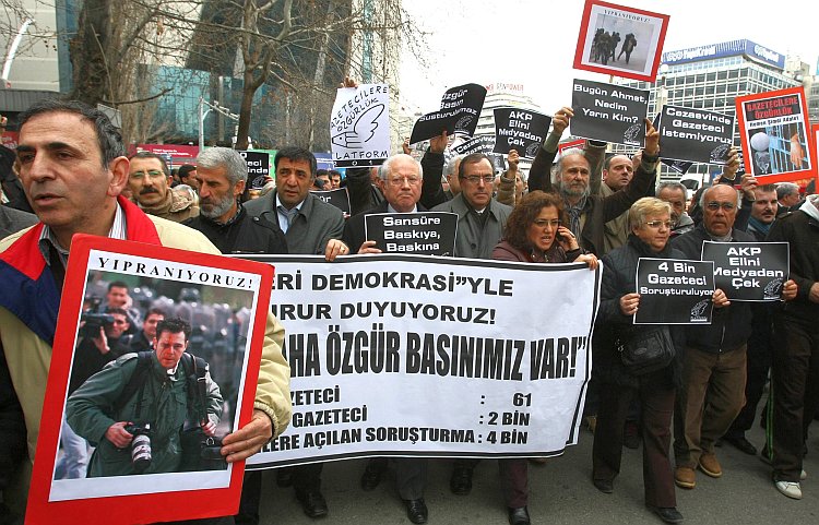 Several hundred Turkish journalists rally for press freedom in Ankara