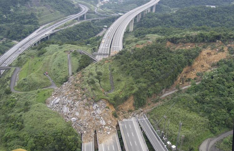 A large highway was shut down in the northern part of Taiwan, after a section of it was demolished by a powerful landslide that destroyed eight lanes of roadway, on April 25. (Central News Agency)