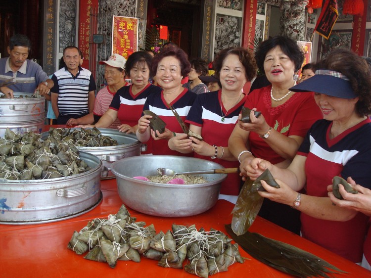JOYOUS: A group of Taiwanese women make zongzi before the Dragon Boat Festival for seniors who live alone. (Huang Liyi/The Epoch Times)