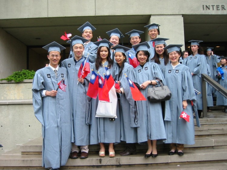 Li Wangzhi appears at the back far right in this group photo taken in 2001. Tang Baiqiao is in the back row, far left. (Courtesy of Tang Baiqiao)