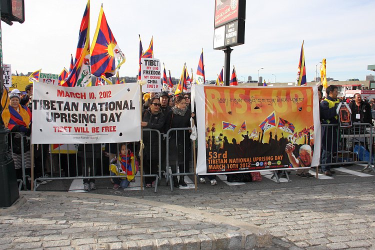 Tibetans and supporters appeal for Tibetan independence